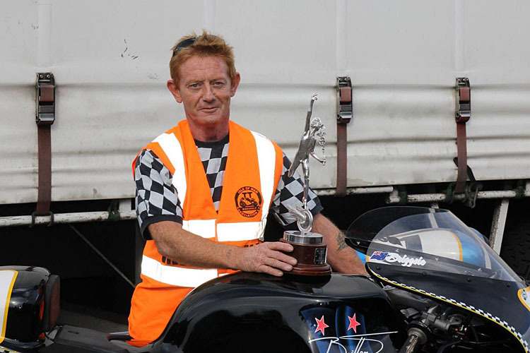 Shaun Harris mit der Tourist-Trophy-Sieger-Trophäe 2003