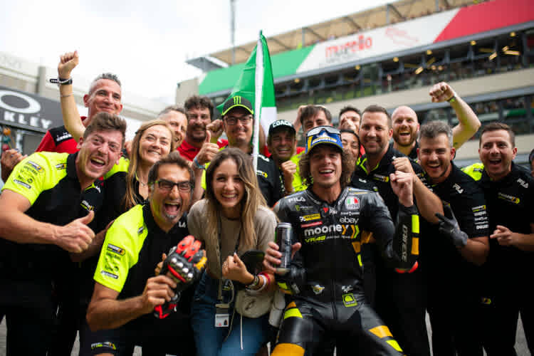 Jubel bei Mooney VR46: Marco Bezzecchi mit Freundin Chiara und seiner Mannschaft