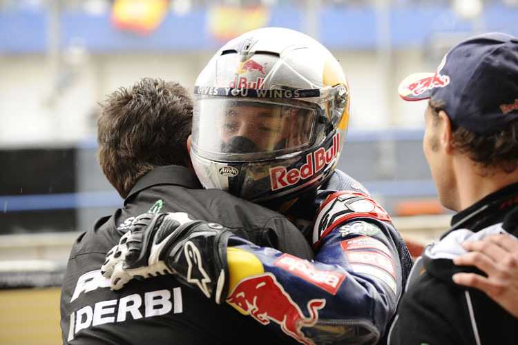 Jonas Folger feiert mit dem Ajo-Team seinen Sieg