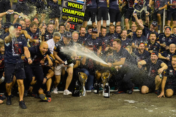 Red Bull Racing feiert in Abu Dhabi