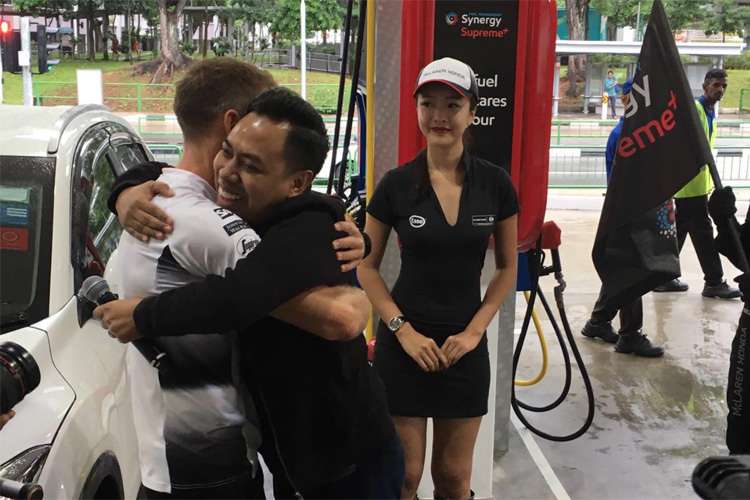 Jenson Button umarmt Yasser Abdul Razak 