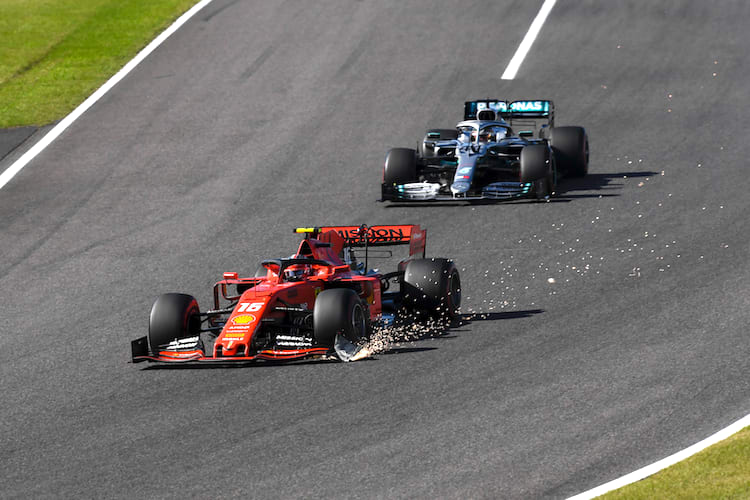 Charles Leclerc mit beschädigtem Wagen von Lewis Hamilton