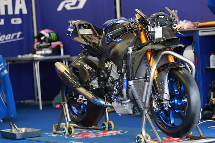 Die Yamaha R1 braucht mehr Grip