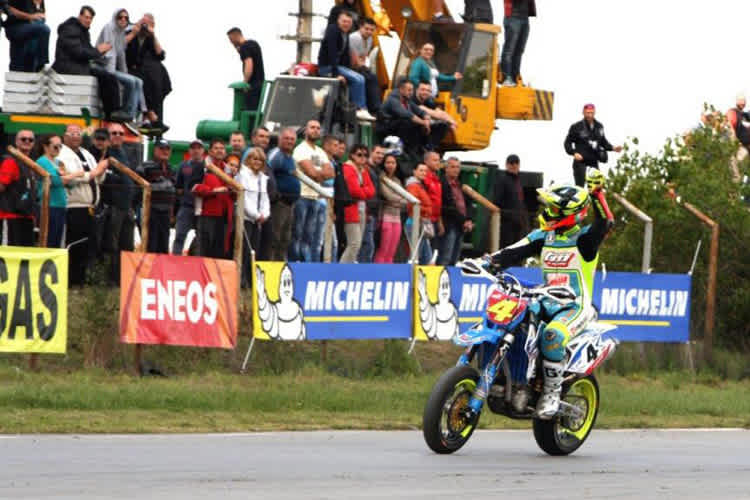 Thomas Chareyre feiert seinen Sieg in Rumänien