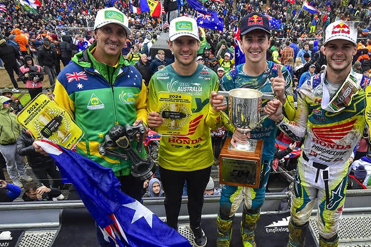 Team Australien hielt 2024 die Chamberlain Trophy in den Händen