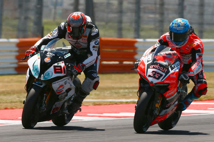 Ungewöhnlicher Kampf um die Führung: Jordi Torres (li.) gegen Marco Melandri