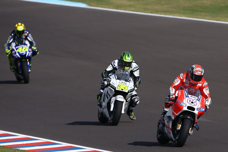 Andrea Dovizioso vor Cal Crutchlow und dem heranfliegenden Valentino Rossi
