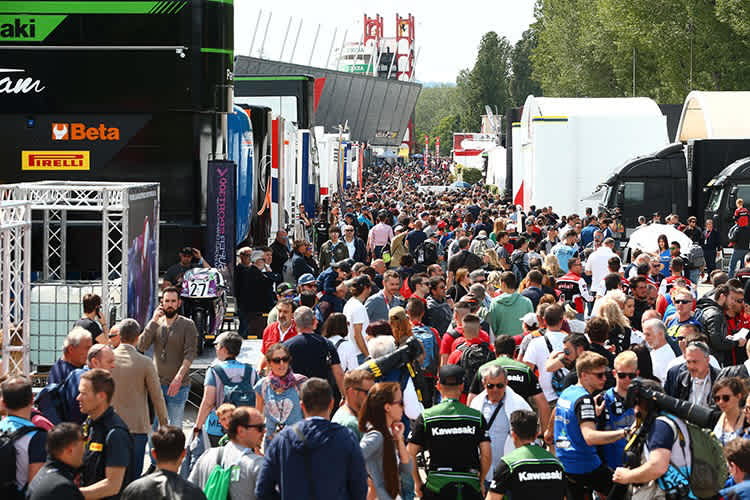 Derzeit undenkbar: Volles Fahrerlager in Imola