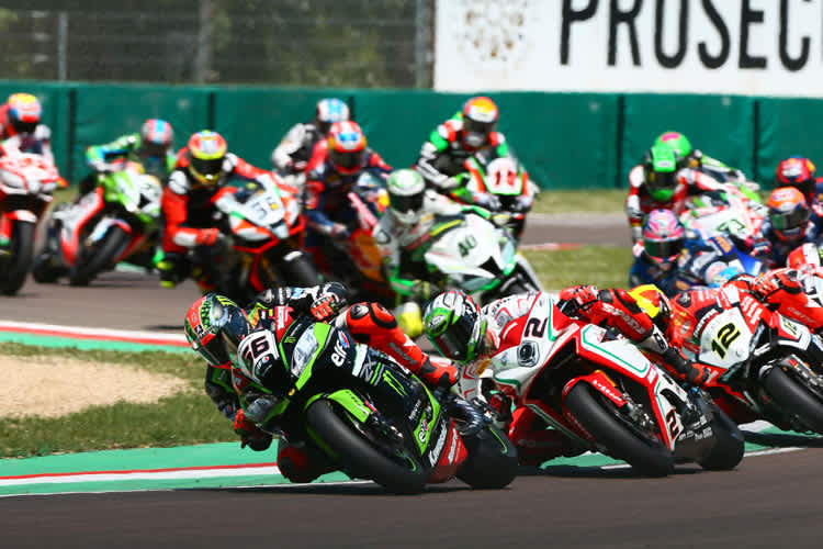 Nur eine Momentaufnahme: Leon Camier (2) am Hinterrad von Tom Sykes