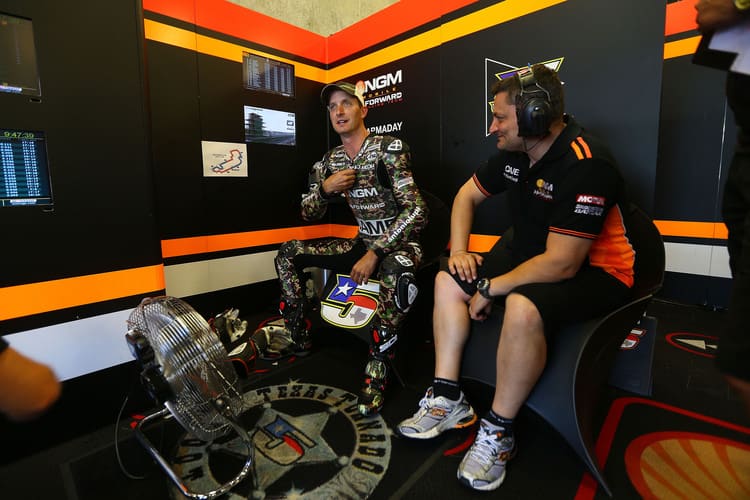 Colin Edwards im Military-Look mit Crew-Chief Sergio Verbena