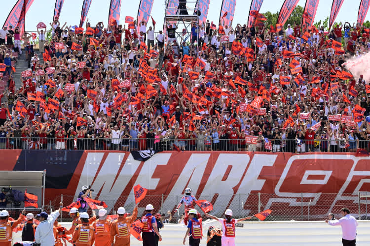 Marc Marquez, im Bild klein in der Mitte unten: Tanzeinlage auf den Airfences