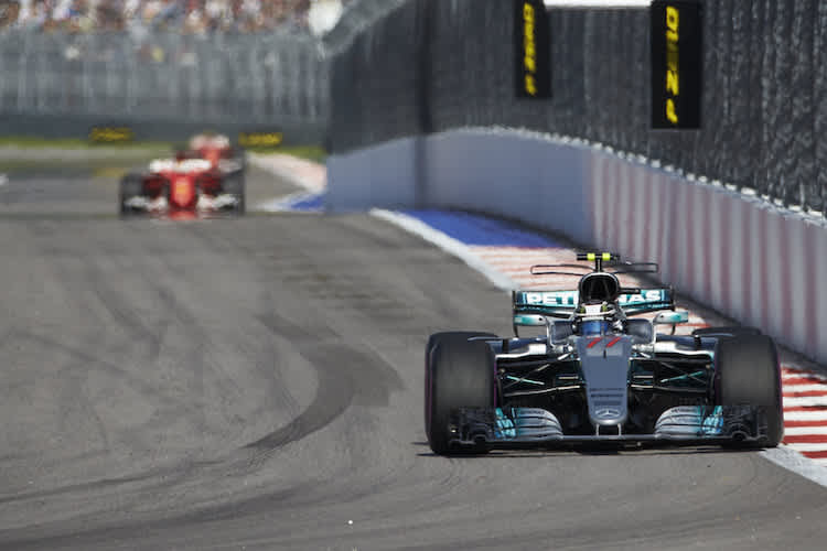 Valtteri Bottas in Sotschi, hinten naht Sebastian Vettel