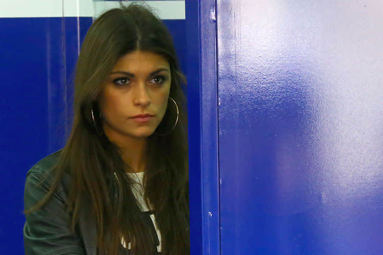 Rossis Freundin Linda Morselli verbirgt sich in der hintersten Ecke der Box