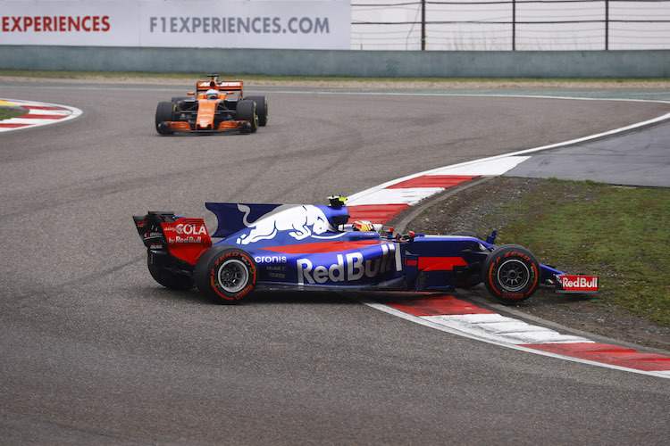 Sainz in Schwierigkeiten, hinten naht Alonso