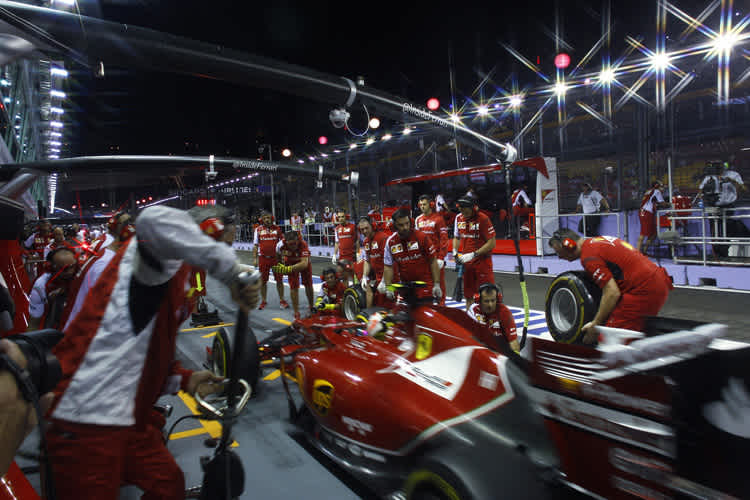 Kimi Räikkönen rauscht heran, gleicht wird es brennen