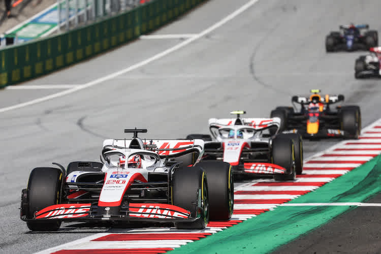 Mick Schumacher hinter Kevin Magnussen