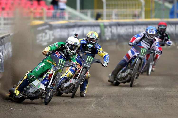 Darcy Ward (vorne) nahm extrem viel Speed in die Kurven mit