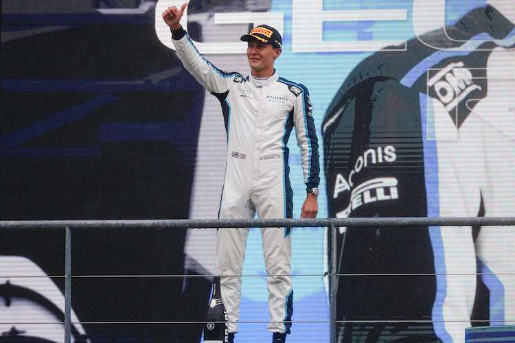 George Russell auf dem Siegerpodest