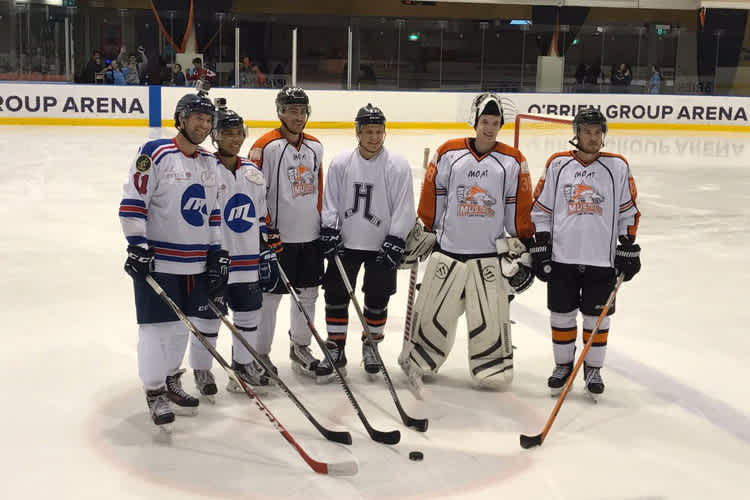 Valtteri Bottas (Dritter von rechts) beim Hockey-Training