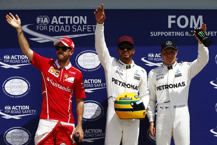 Lewis Hamilton nach dem Training mit dem Senna-Helm