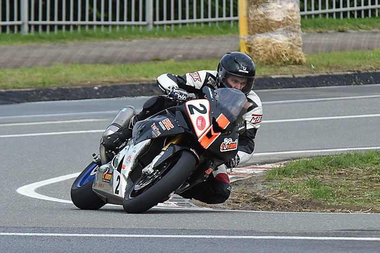 Johan Fredriks gewann den ersten IRRC-Superbike-Lauf in Frohburg