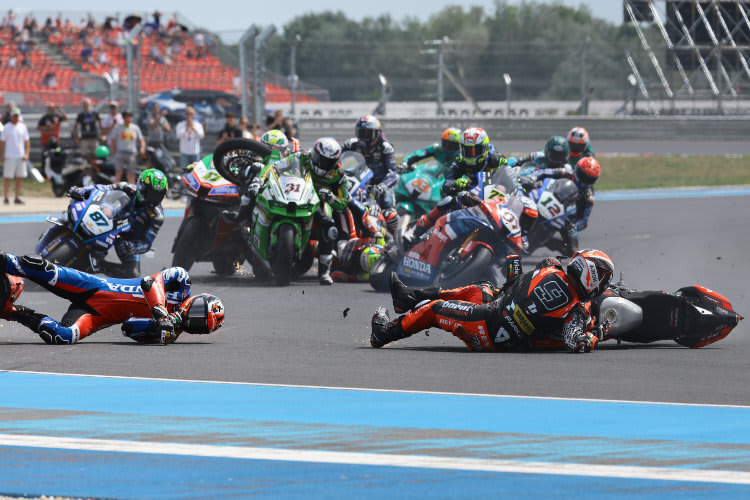 Im ersten Superbike-Rennen auf dem Balaton Circuit krachte es gewaltig