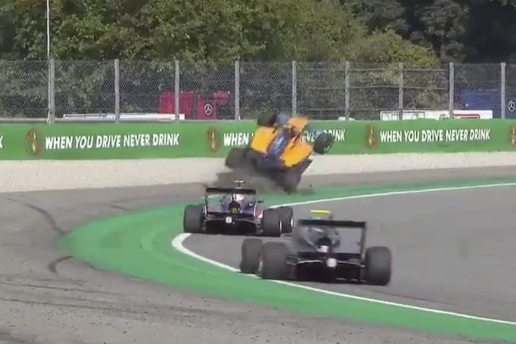 Der Wagen von Alex Peroni wird ausgehebelt