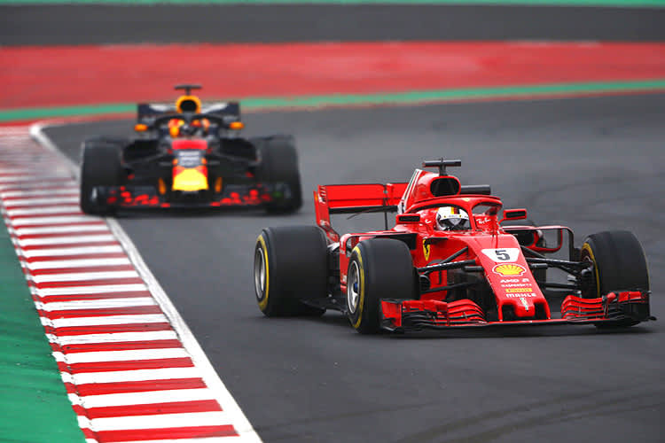 Sebastian Vettel vor Max Verstappen