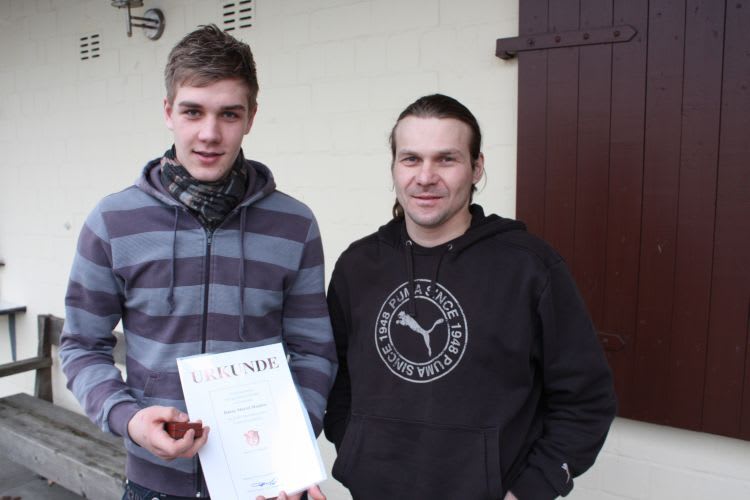 Danny Maassen (li.) freut sich mit Kapitän Kröger