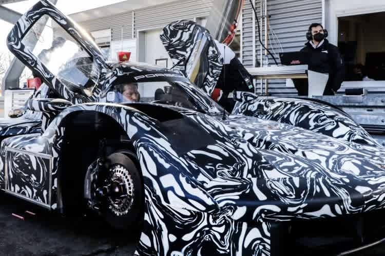 Der Porsche-LMDh beim Rollout in Weissach