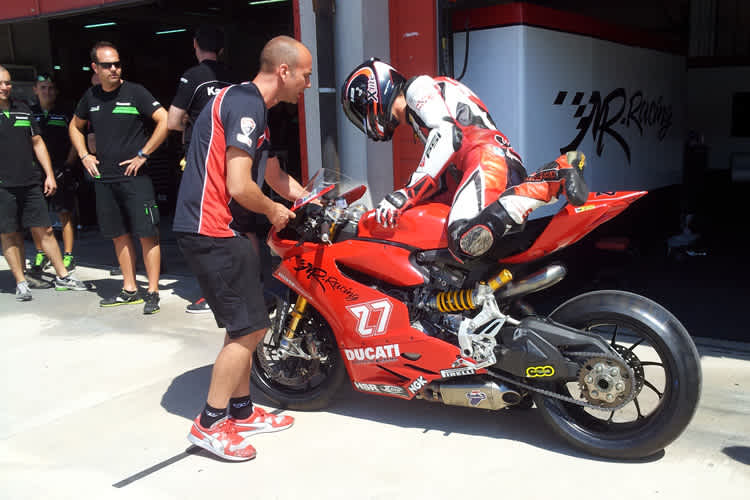 Max Neukirchner kurz vor seiner ersten Ausfahrt mit dem Ducati-Zwitter