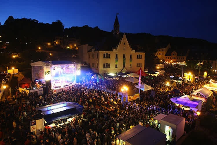 Auf dem Altmarkt in Hohenstein-Ernstthal werden die MotoGP-Stars Autogramme schreiben