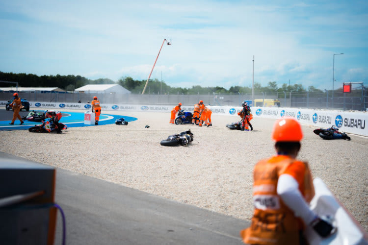 Insgesamt sieben Fahrer stürzten bei dem Unfall in Kurve 2
