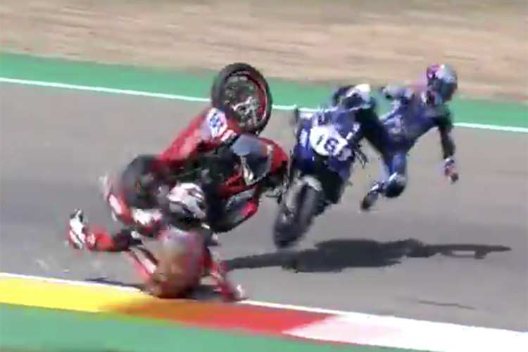 Der Crash von Niki Tuuli (li.) und Jules Cluzel