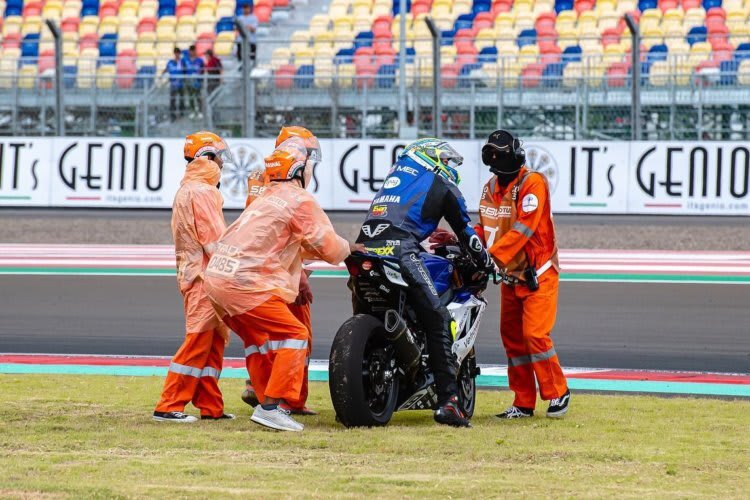 Andrea Mantovani hätte nach seinem Sturz im ersten Rennen auf die Streckenposten hören sollen