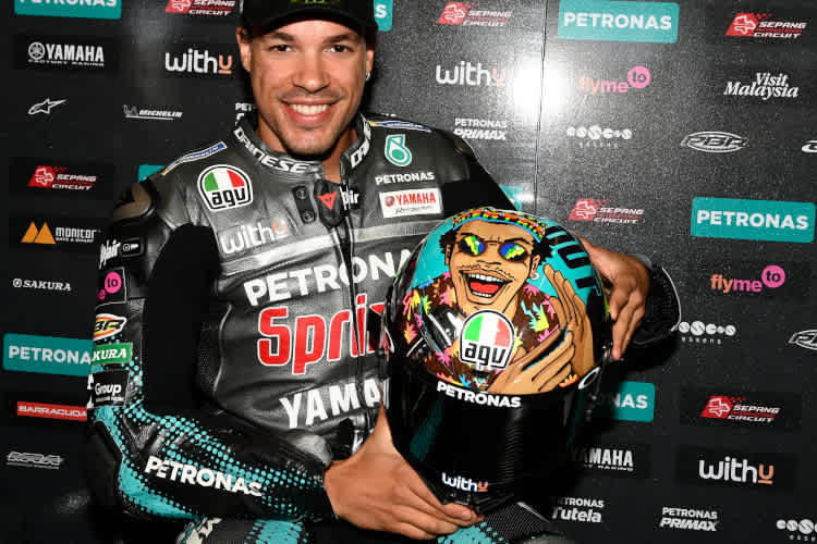 Franco Morbidelli präsentiert das spezielle Helm-Design für Misano