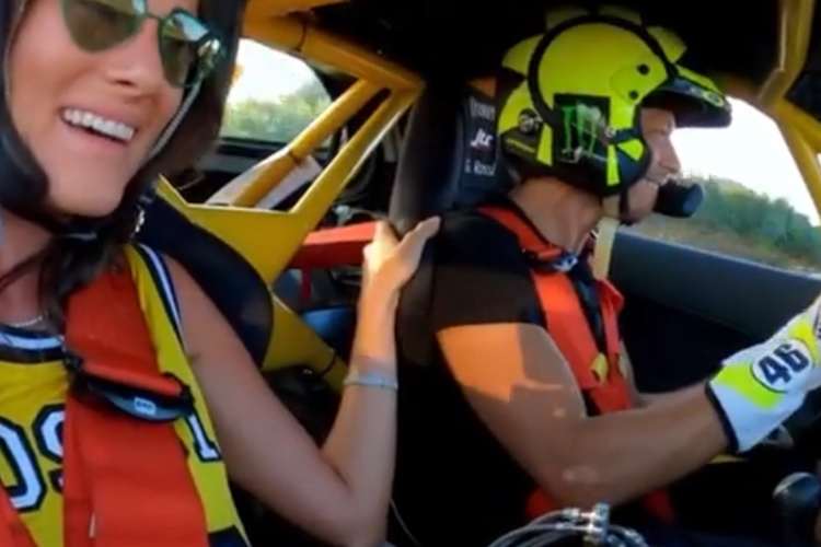 Francesca musste sich bei der Einlage von Valentino Rossi gehörig festhalten