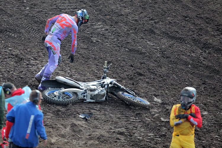 Pauls Jonass und Andrea Bonacorsi stürzten in der ersten Kurve nach dem Start