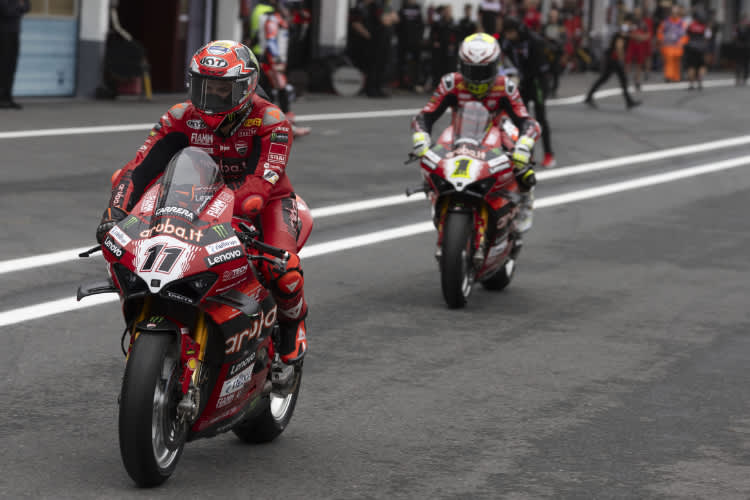 Ein Sinnbild: Alvaro Bautista liegt hinter Nicolo Bulega