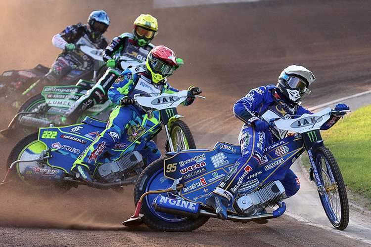 Bartosz Zmarzlik (vorne) stürmte zum Sieg und an die WM-Spitze