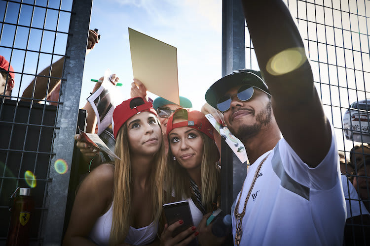 Lewis Hamilton ist tiefenentspannt: Selfie mit ungarischen Fans