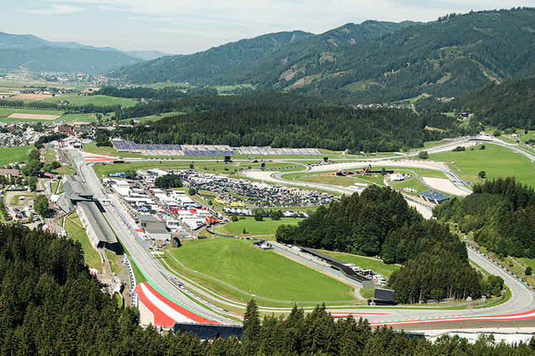 Der malerische Red Bull Ring in Spielberg