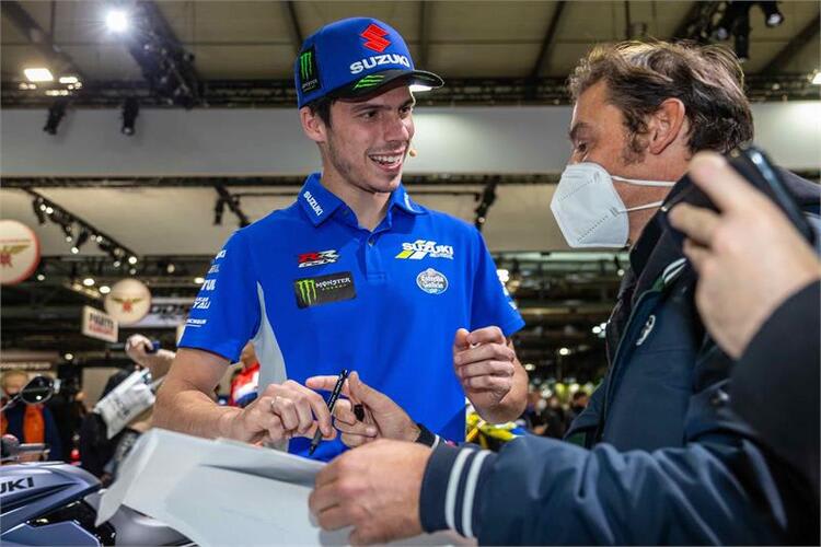 Joan Mir verteilte in Mailand viele Autogramme an die Suzuki-Fans  