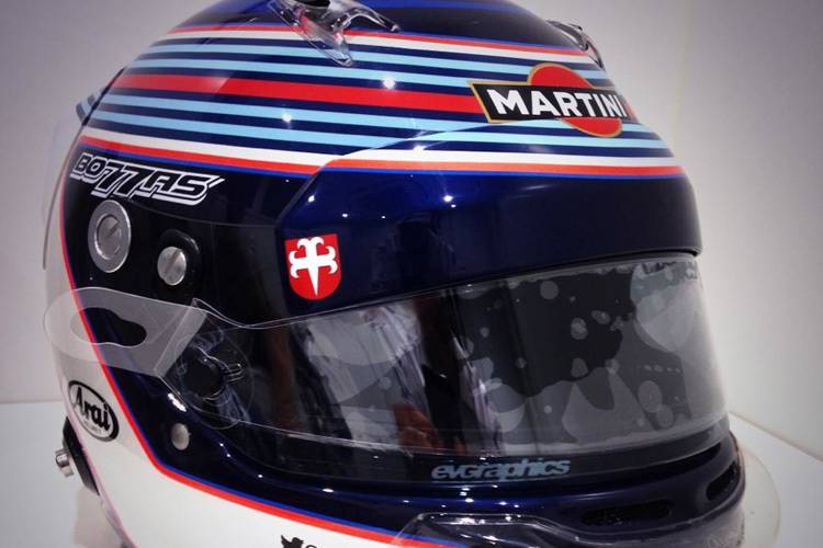 Valtteri Bottas mit dem Wappen seiner Heimatgemeinde