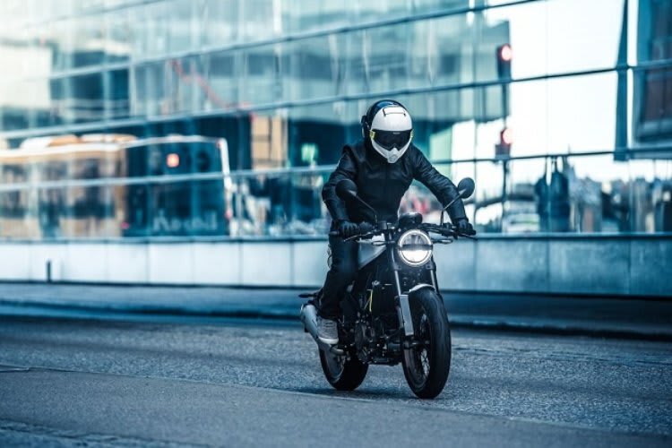 Mit der Husqvarna Vitpilen der Grossstadt entfliehen: Zeitgeist in Asien