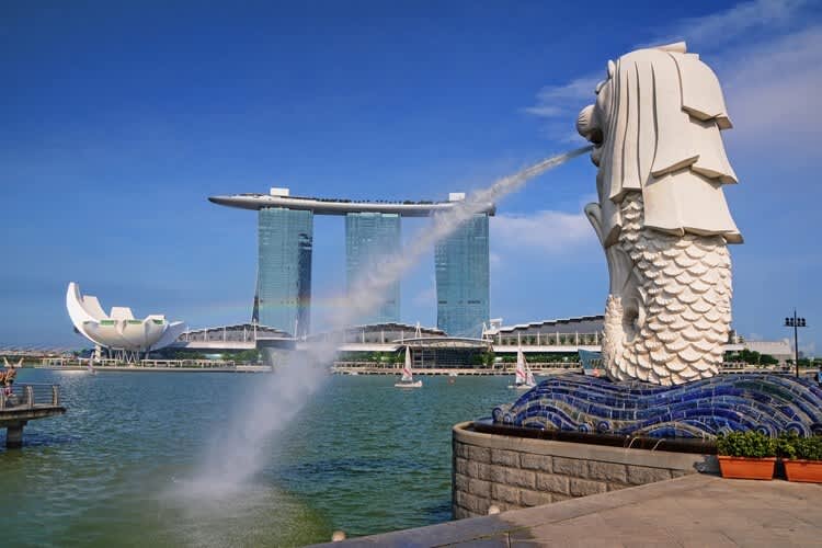 Der Merlion blickt auf das Marina Bay Sands Hotel