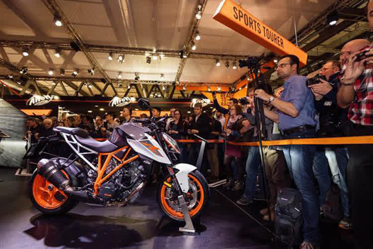 Das Publikum feierte an der Mailänder Messe den neuen Klassenprimus im Segment der Naked Bikes, die KTM 1290 Super Duke R