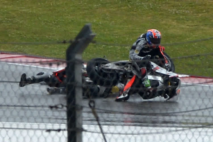 Das Unglück: Marco Melandri wird von Sylvain Guintoli abgeräumt