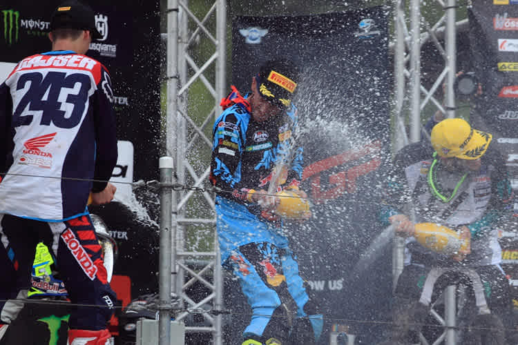 Antonio Cairoli, Tim Gajser und Arnaud Tonus mit Sektdusche auf dem Podium