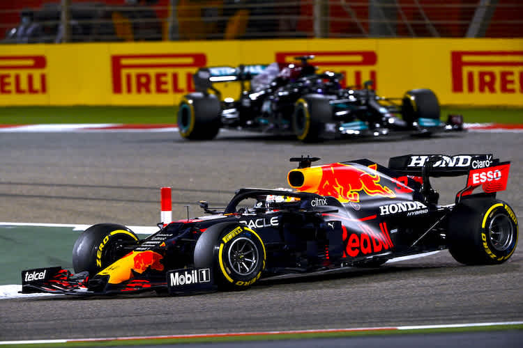 Max Verstappen vor Lewis Hamilton